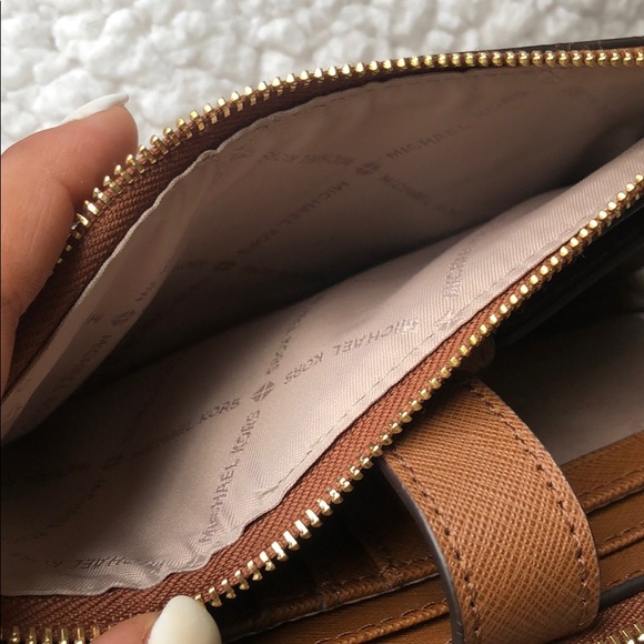 Michael Kors wristlet smartphone wallet - Picture 9 of 9